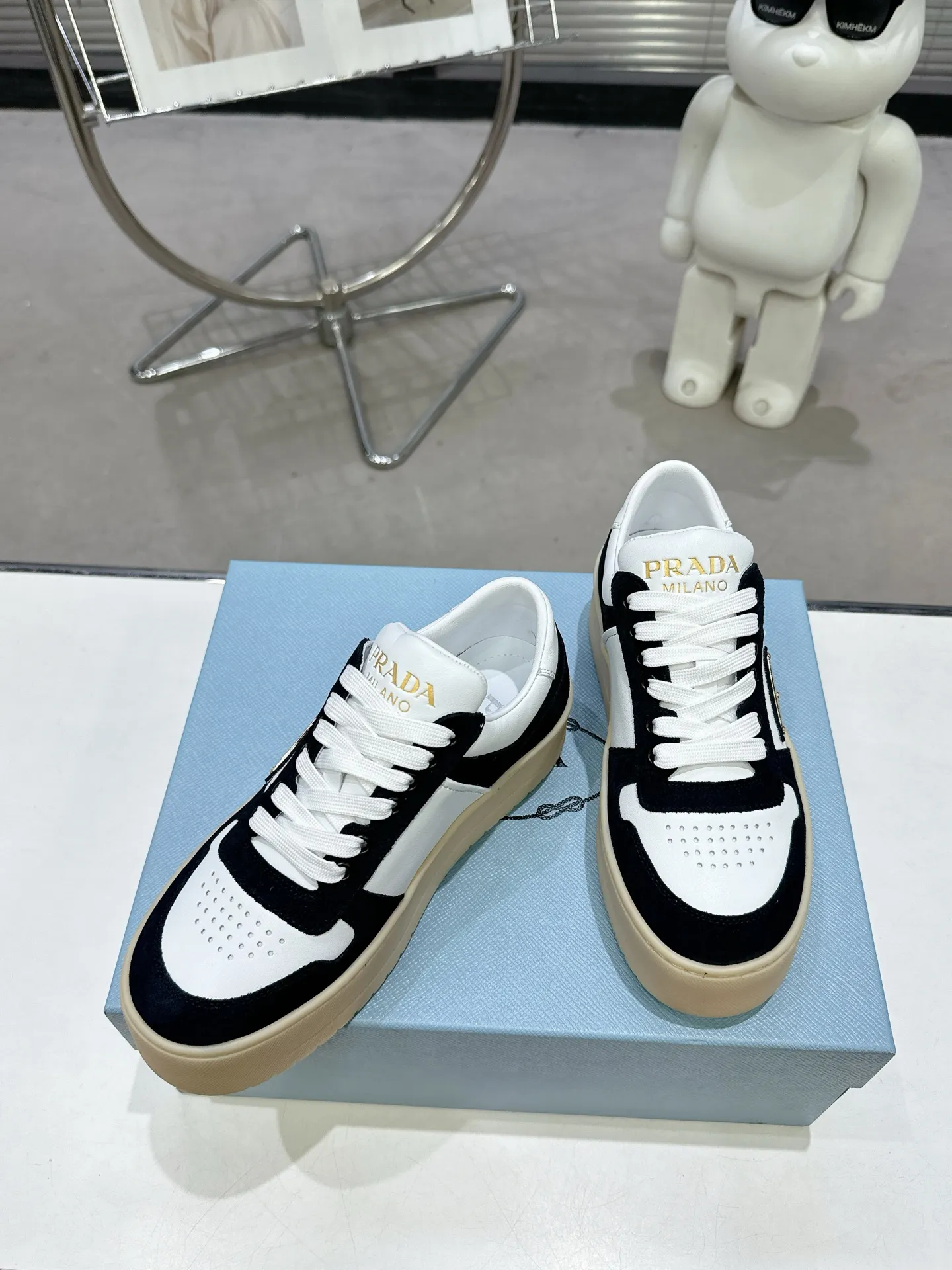 👟👟Ex-factory price 600👟👟 Prada Latest Downtown Bold series Thick-soled Platform Shoes Triangle Logo Casual Sports Shoes White Shoes Original purchase, development and production Downtown Bold sneakers are inspired by the basketball shoes of the 1980s, with sporty design and exquisite details. Crafted from perforated leather, the statement platform sole provides a unique, modern style. The Prada logo is interpreted from different angles, decorated with the iconic enameled triangular metal logo, highlighting the unique classic style. Exquisite packaging at the delivery counter🛍📦 ▪️Fabric: Original custom imported first-layer cowhide ▪️Inner lining: Original imported sheepskin ▪️Outsole: Original open-molded ultra-light foam material ▪️Sole thickness: 4.5CM ▪️Size: Women's 35-40